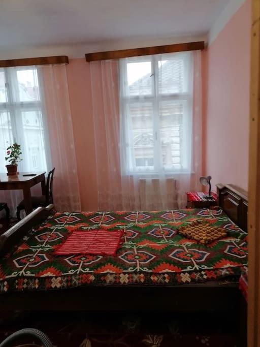 La 2 Pasi De Biserica Neagra Braszów Zewnętrze zdjęcie